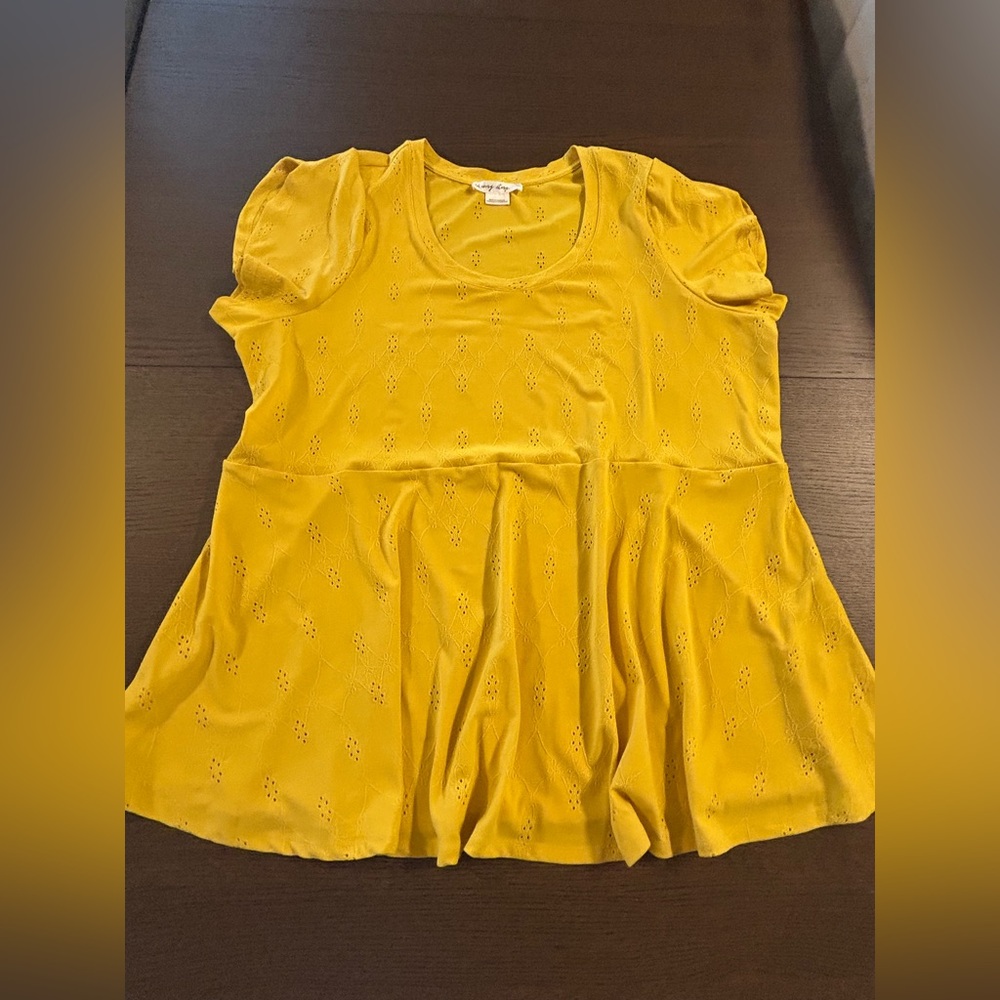 In Every Story Women Yellow Short Sleeve Blouse Scoop Neck Size Large